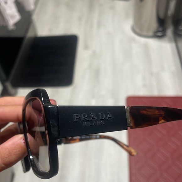 🎉HP🎉Prada oversized sunglasses - Picture 4 of 7